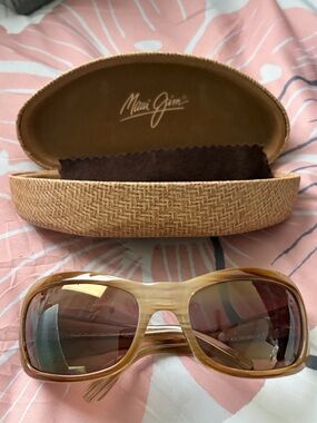 Maui Jim Light Brown Frame Sunglasses w/Brown Gradient Polarized Lenses & case